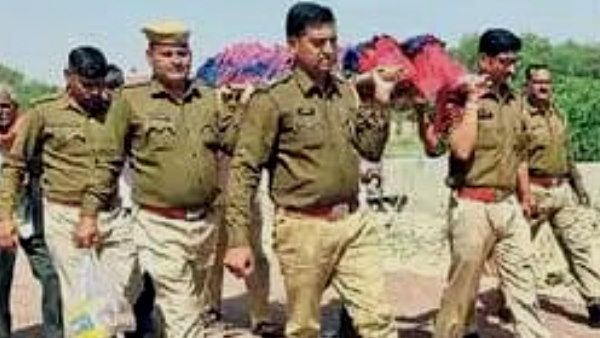 65 साल की महिला की मौत, बेटा मानसिक विमंदित कोई आगे नहीं आया तो पुलिस ने दिया अर्थी को कंधा