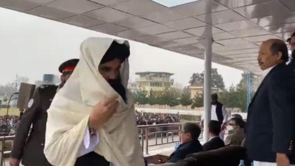 Video: इतनी ज्यादा बेइज्जती! सलामी देने उठे पाकिस्तानी राजदूत, तालिबानी गृहमंत्री ने देखा भी नहीं