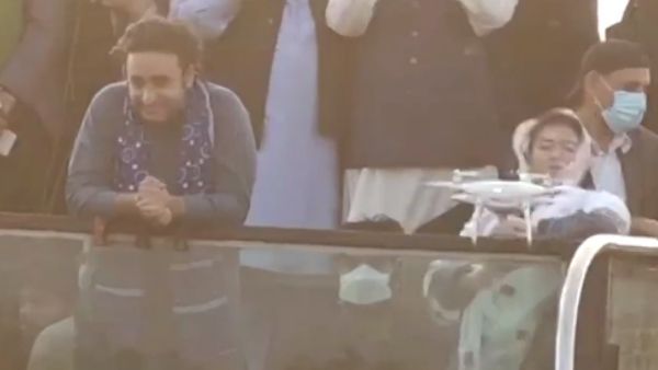 ताली बजाकर समर्थकों का उत्साह बढ़ा रही थीं बेनजीर भुट्टो की बेटी, चेहरे से टकराया ड्रोन कैमरा