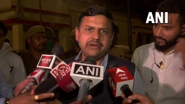 EVM का ट्रक पकड़े जाने के दावे पर क्या बोले वाराणसी के डीएम