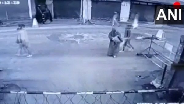 सोपोर में बुर्का पहनी महिला ने CRPF चेक पोस्ट पर फेंका बम, सामने आया वीडियो