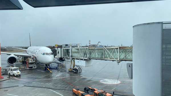 प्राइवेट एयरलाइंस पैसे बचाने के लिए एयरोब्रिज का नहीं कर रही इस्‍तेमाल, बुजुर्गों को हो रही दिक्‍कत