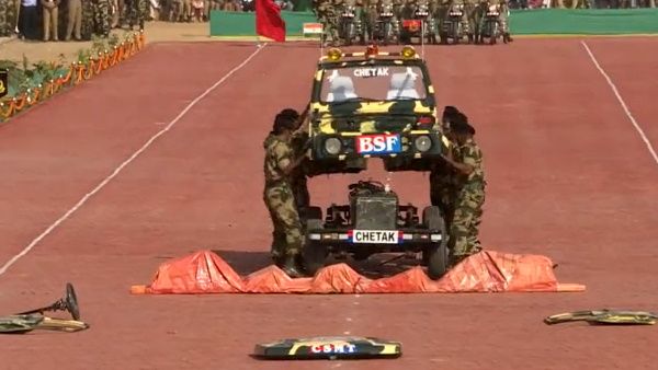 VIDEO: 2 मिनट में मैगी नूडल भी नहीं बनता! BSF जवानों ने खोलकर-जोड़ दी पूरी जीप