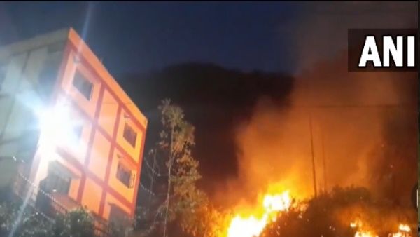 उत्तराखंड: श्रीनगर के जंगल में लगी भीषण आग, आयुर्विज्ञान संस्थान के Boys Hostel तक पहुंची, Video