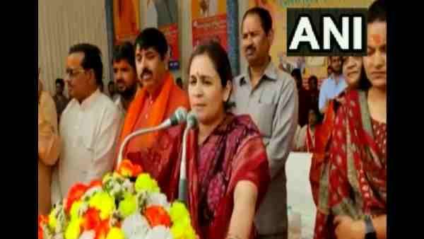 अखिलेश का नाम लिए बिना अपर्णा ने साधा निशाना, बोलीं- 'जो मठ भेजने की बात करते थे, अब उन पर बजेंगे लठ'