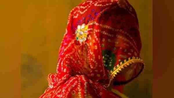 पत्नी को कमरे में बंद कर लोगों को भेजता था पति, खुद दरवाजे के बाहर करता था पहरेदारी
