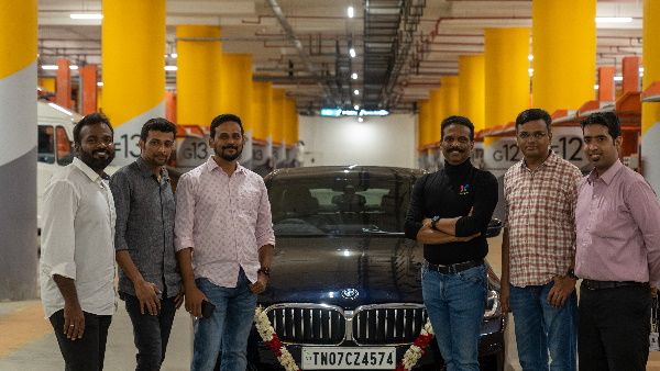 IT कंपनी ने कर्मचारियों को गिफ्ट में दी BMW कार, हर गाड़ी की कीमत एक करोड़