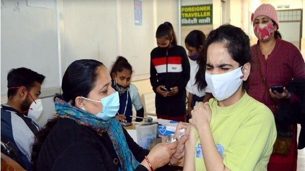 प्राइवेट वैक्‍सीनेशन सेंटर केवल ले सकते हैं 150 रुपये सर्विस चार्ज