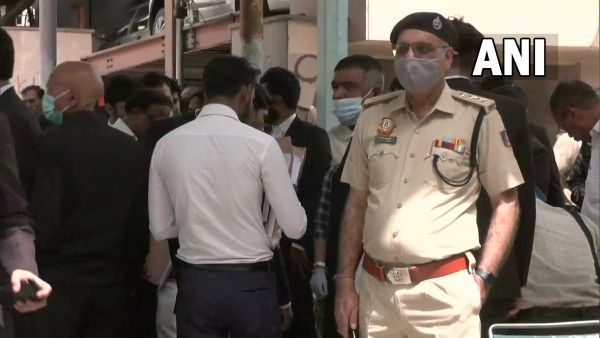 दिल्ली: रोहिणी कोर्ट में वकील और सुरक्षाकर्मी में विवाद, फायरिंग से मची अफरातफरी