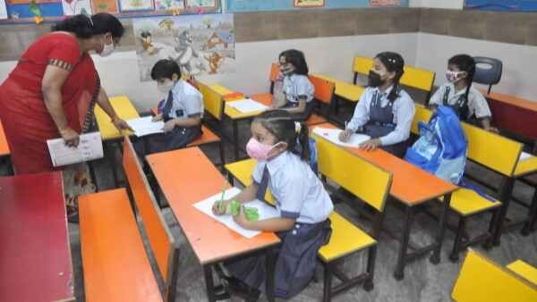 दिल्ली सरकार की Covid-19 को लेकर नई एडवाइजरी, जानिए निजी विद्यालयों में कोरोना संक्रमण पर कैसी लगेगी लगाम