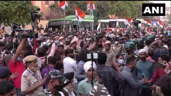 दिल्ली हिंसा के बाद दोनों समुदाय के लोगों ने निकाली तिरंगा यात्रा, हाथों में अंबेडकर की तस्वीर लेकर की अपील 