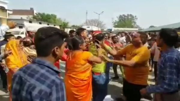 Video: तीसरी शादी करने आए युवक का चप्पलों से हुआ स्वागत, दूसरी पत्नी ने की जमकर धुनाई