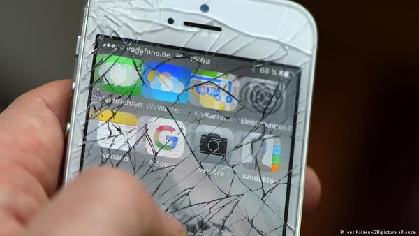 स्मार्टफोन की मरम्मत करना मुश्किल क्यों है