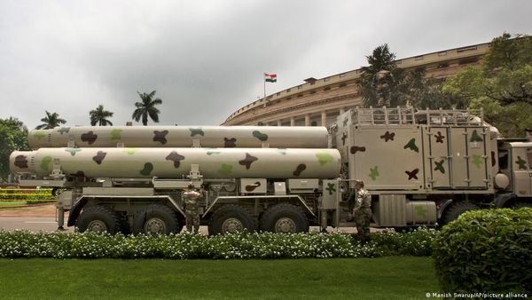 दुनिया का रक्षा खर्च पहली बार 20 खरब डॉलर को पार