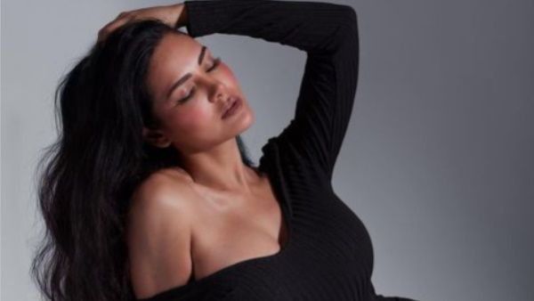 Esha Gupta ने दिया ये कातिलाना पोज, बोल्ड अवतार में मचाया तहलका