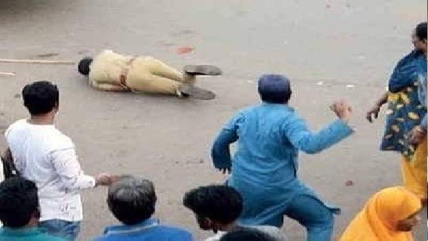 Fact Check: जहांगीरपुरी हिंसा के दौरान पुलिसकर्मी पर भीड़ का हमला, जानिए सच्चाई