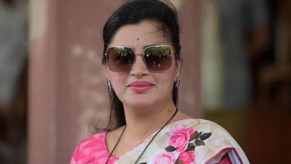 फिर कोर्ट की शरण में पहुंचे राणा दंपति, नवनीत ने की जेल में घर का बना खाना परोसने की मांग