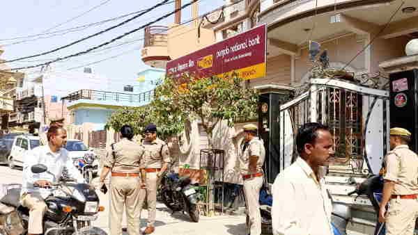 गाजियाबाद: हथियारों के दम पर PNB बैंक में घुसे बदमाश, पैसा लूटकर बाइक पर हुए फरार