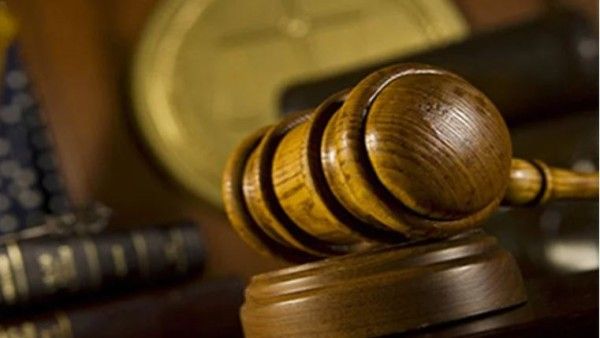 मुंबई: लोकल ट्रेन में एक महिला को Kiss करने पर शख्स को हुई एक साल की जेल, 10 हजार जुर्माना
