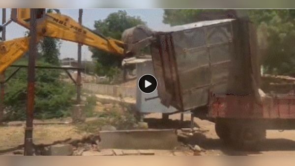 गुजरात में चला बुलडोजर: दरगाह के सामने बनीं दुकानें ढहाईं, शोभायात्रा पर पथराव के बाद एक्शन