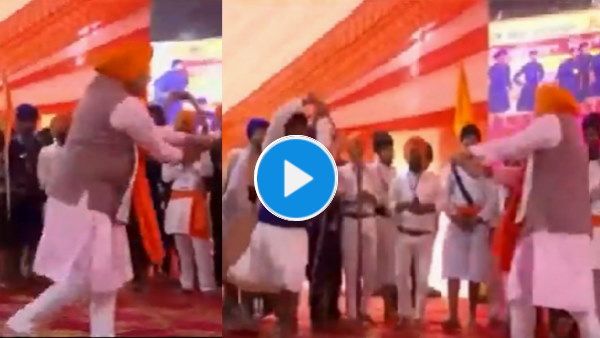 हरियाणा के मुख्यमंत्री मनोहर लाल खट्टर ने लिया मार्शल आर्ट 'गतका' के मुकाबले में हिस्सा, देखिए