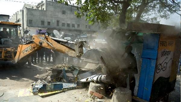 दिल्ली: SC के आदेश के बाद भी जहांगीरपुरी में चलता रहा MCD का बुलडोजर, मेयर ने कही ये बात