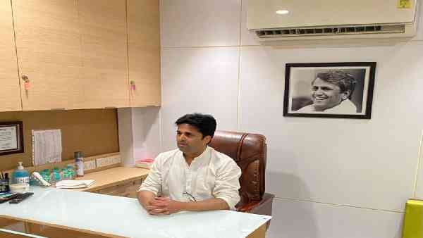 सोनिया से निराश हैं अहमद पटेल के बेटे फैसल, कांग्रेस को दे सकते हैं झटका, अमीषा पटेल से जुड़ चुका है नाम