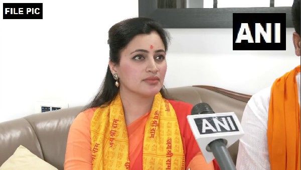'दलित हूं, इसलिए बाथरूम तक इस्तेमाल नहीं करने दिया', नवनीत राणा ने चिट्ठी लिख पुलिस पर लगाए आरोप