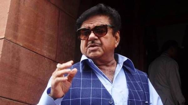 आसनसोल में लगे शत्रुघ्न सिन्हा के लापता के पोस्टर, जनता बोली-'खुद को बिहारी बाबू कहने वाले छठ पूजा पर ही गायब'