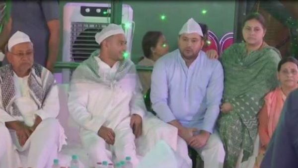 राबड़ी देवी के घर इफ्तार पार्टी में पहुंचे सीएम नीतीश कुमार, तेज प्रताप और तेजस्वी भी दिखे साथ