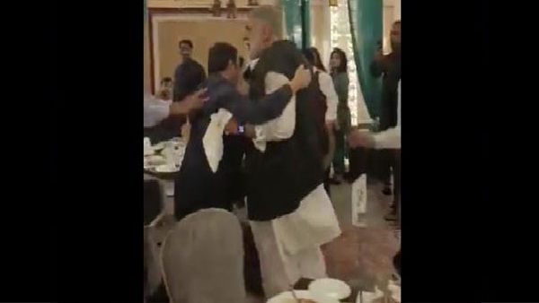 पाकिस्तान में सत्ता परिवर्तन के बाद PPP-PTI नेताओं के बीच मारपीट का वीडियो आया सामने