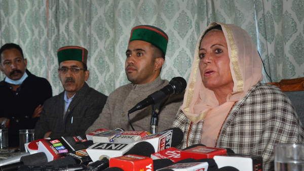 हिमाचल चुनाव में वीरभद्र कार्ड भुनाने की तैयारी में कांग्रेस, पत्नी प्रतिभा सिंह बन सकती हैं नई अध्यक्ष