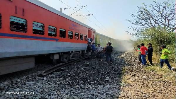 Train derail: नासिक के पास LTT-जयनगर एक्सप्रेस के 10 डिब्बे पटरी से उतरे, बड़ा हादसा टला