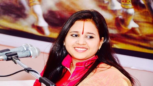 'कश्मीरी पंडितों के पलायन जैसी स्थितियों से बचने के लिए तलवारें लेकर चलें', साध्वी का विवादित बयान