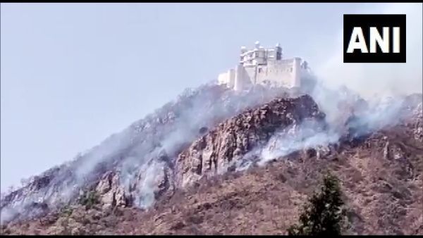 सज्जनगढ़ वाइल्‍ड लाइफ सेंचुरी में लगी आग पर IAF के हेलिकॉप्टर ने 14 हजार लीटर पानी छिड़ककर पाया काबू