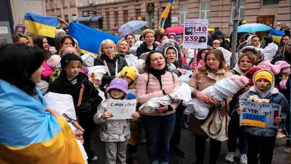 यूक्रेन की युवा महिलाओं को मर्दों से इस 'उम्मीद' में मिल रहा है मुफ्त कमरे का ऑफर, संस्थाओं ने दी चेतावनी