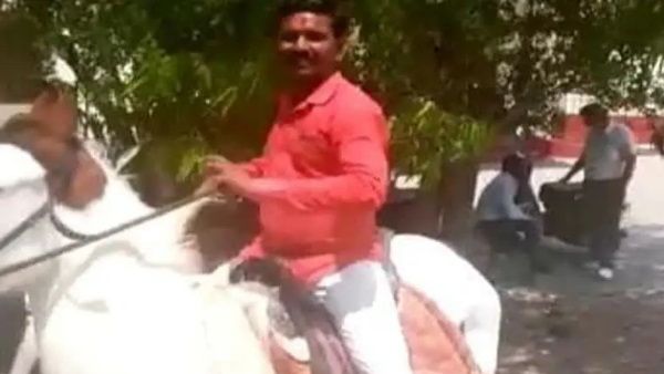 अजमेर का प्रेम प्रकाश घोड़े पर सवार होकर क्यों पहुंचा न्यायलय? जानिए वजह