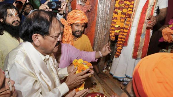 अयोध्या: उपराष्ट्रपति वेंकैया नायडू ने पत्नी संग किया रामलला का दर्शन-पूजन, हनुमानगढ़ी-सरयू में उतारी आरती