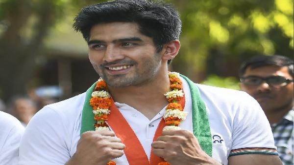 मुक्केबाज विजेंदर सिंह जल्द 'हाथ' का दामन छोड़ 'झाड़ू' उठाने की तैयारी में, कांग्रेस लग सकता है बड़ा झटका