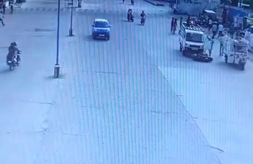 भोपाल में चचेरे भाई ने बहन के बॉयफ्रेंड को मैजिक गाड़ी से मारी टक्कर, घटना का सीसीटीवी वीडियो वायरल