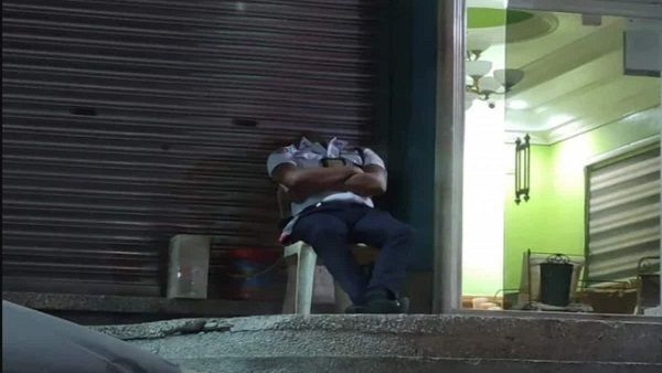 'बिना सिर' वाला सिक्योरिटी गार्ड, इंटरनेट पर वायरल, तस्वीरें देख खौफ में आ जाएंगे आप