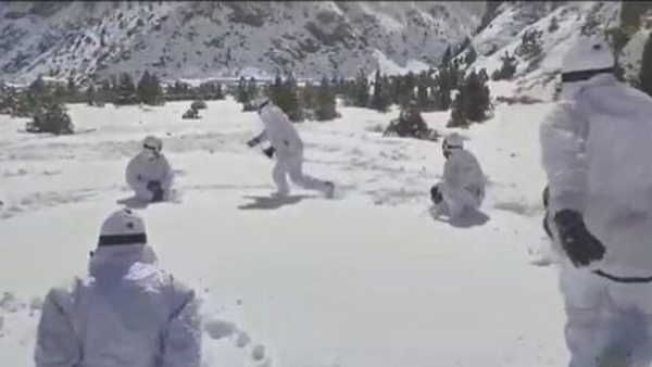 Video: ITBP के हिमवीरों ने घुटनों तक बर्फ में खेला 'बचपन का खेल', आप जानते हैं इसका नाम ?