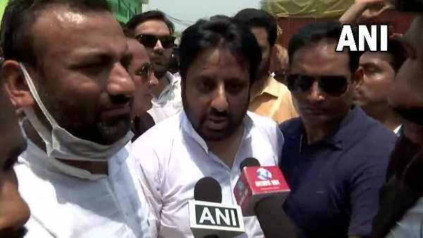 दिल्ली: मदनपुर खादर इलाके में चला बुलडोजर, रोकने पहुंचा आप MLA गिरफ्तार