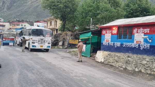 Badrinath Dham: भारी बारिश की वजह से रोकी गई थी यात्रा, मौसम साफ होने के बाद फिर हुईं शुरू यात्रा
