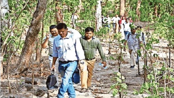 3 घंटे की खड़ी चढ़ाई कर बलरामपुर जिले के इस गांव में पहुंची प्रशासन की टीम, सरकारी योजनाओं की दी जानकारी