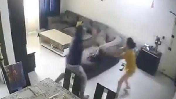 लव मैरिज के बाद पत्नी ने प्रिंसिपल पति को तवे व बैट से दौड़ा-दौड़ाकर पीटा, देखें वायरल VIDEO