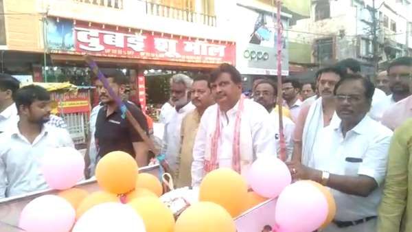 BJP सांसद गणेश सिंह बीच सड़क पर ठेला खींचते आए नजर, जानिए क्या है मामला