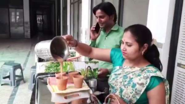 ग्रेजुएट चायवाली के बाद अब बुलंदशहर के कपल ने खोला Couple Chai Wala स्टॉल, मिलती है इतने फ्लेवर्ड की चाय