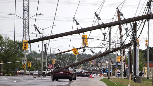 Toronto Storm: शक्तिशाली बवंडर ने ट्रैम्पोलिन को उड़ाया, तूफान ने मचाया कहर