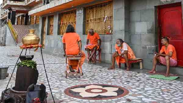 यूपी में चोर पुजारी के पास चुपके से छोड़ गए चोरी हुईं 14 प्राचीन मूर्तियां, चिट्ठी में बताई ये वजह